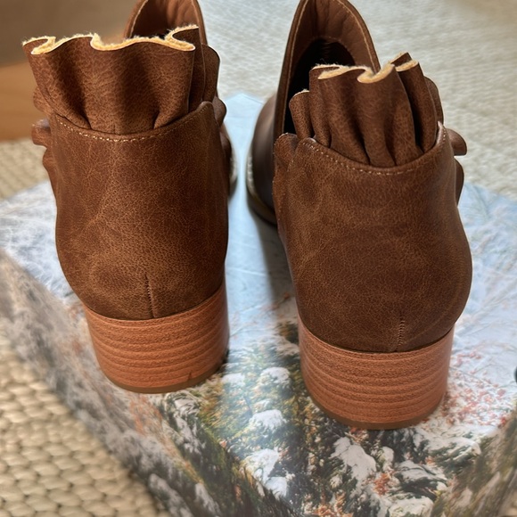 New size 6 ladies booties - Picture 2 of 9